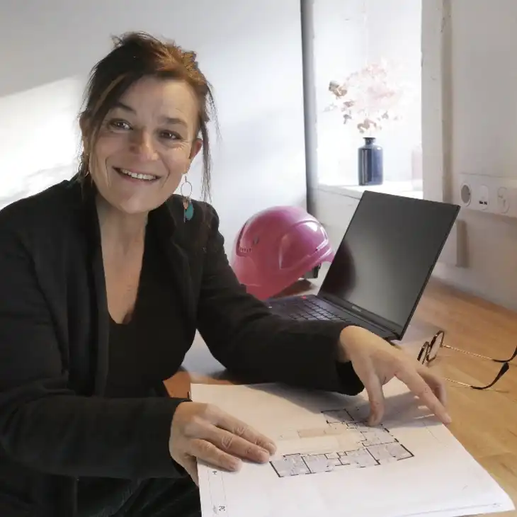 Anne-Claire LEGENDRE travaillant à son bureau sur les plans d'une résidence séniore Anne-Claire LEGENDRE travaillant à son bureau sur les plans d'une résidence séniore