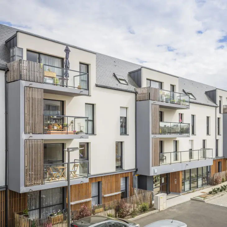 Anne-Claire LEGENDRE travaillant à son bureau sur les plans d'une résidence séniore Anne-Claire LEGENDRE travaillant à son bureau sur les plans d'une résidence séniore